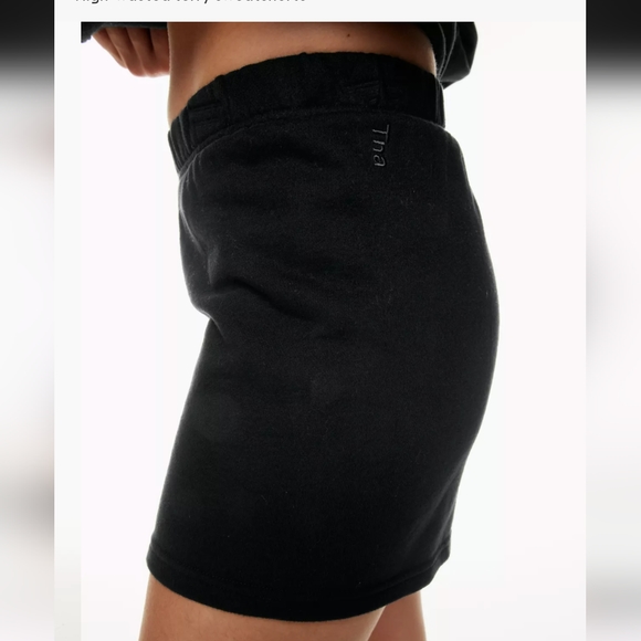 SOLD Aritzia TNA Cozy Fleece Shorts - Picture 3 of 12